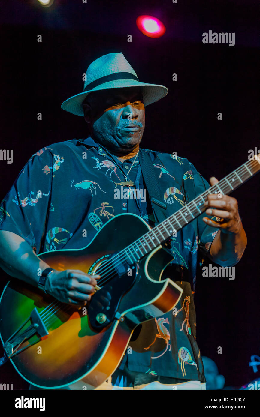Taj Mahal, Byron Bay Bluesfest, 4 de abril de 2010. Uno de los mejores  bluesmen mostrando cómo se hace, llevando el blues en su estilo amable  Fotografía de stock - Alamy