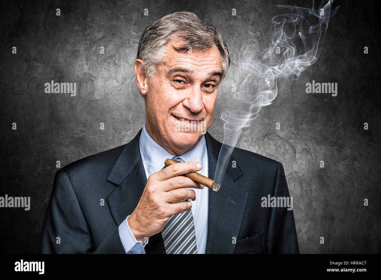Seguro empresario senior fumar un cigarro Foto de stock