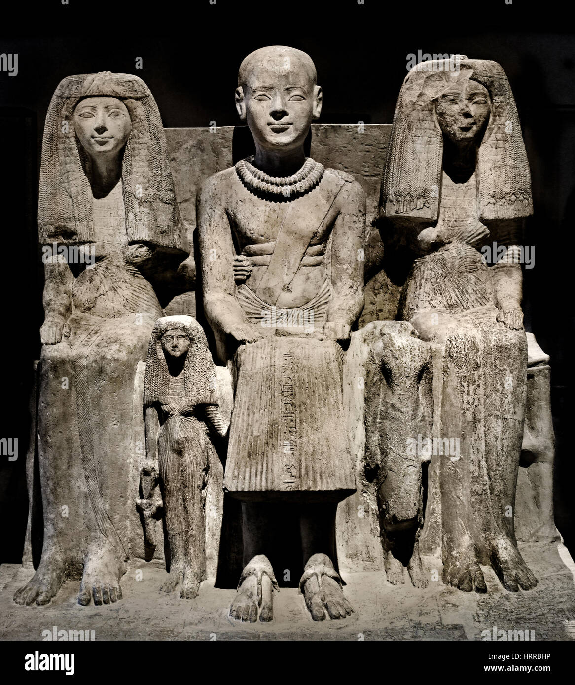 Escultura XIX dinastía, Saqqara, testimonios de la época de Ramsés II (1303 - 1213). En la parte frontal de la imagen, Ptahmai se sitúa entre su esposa Hatshepsut andhis Iniuhaj hija. La figura central es Ptahmai, cabeza calva con un doble remé cadena de oro Cordón cordones alrededor del cuello. Las dos cadenas apuntan a sus méritos militares, probablemente durante las guerras victoriosas del faraón Ramsés II. Después de su hora militar, sacerdote de la Wab Ptahmai Ptah fue representado con cabeza rapada según la pureza del sacerdocio. Foto de stock