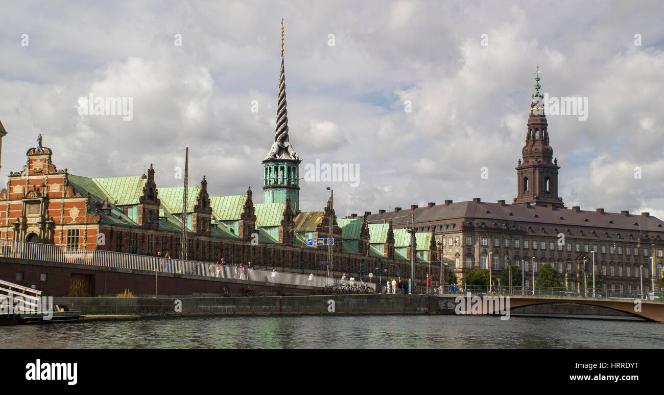 Vista panorámica de Christiansborg Palace a través del canal en Copenhague, Dinamarca. Foto de stock