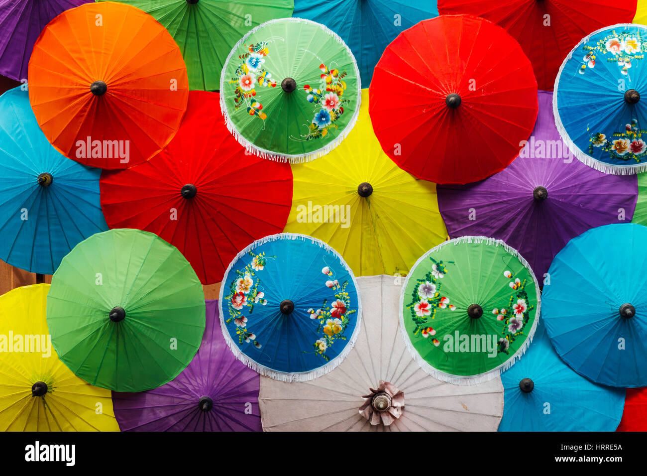 Mezcla de colores paraguas de papel saa Foto de stock