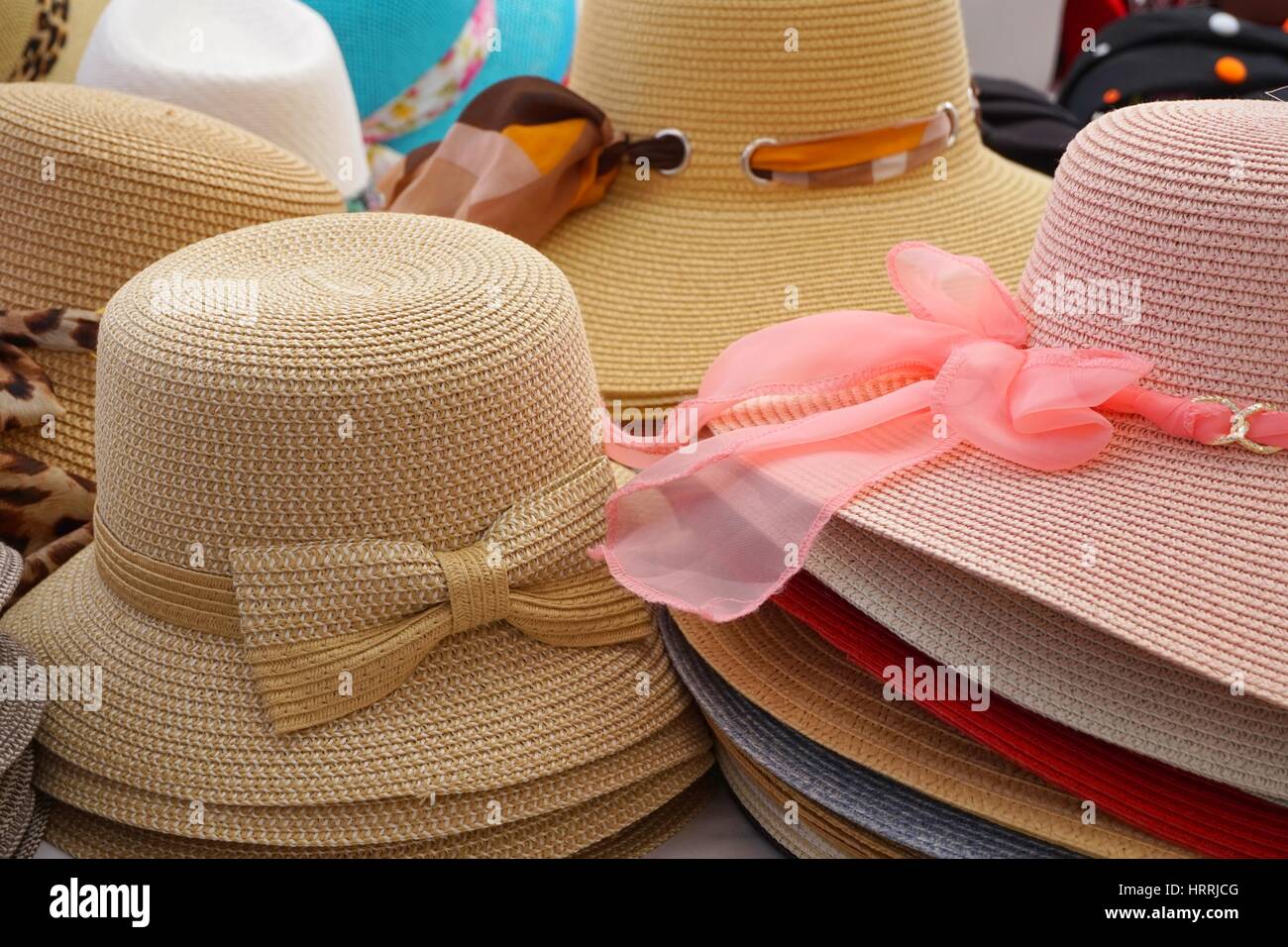Elegantes damas bonitas sombreros de paja con arcos principalmente blanco  con rosa y melocotón y crema Fotografía de stock - Alamy