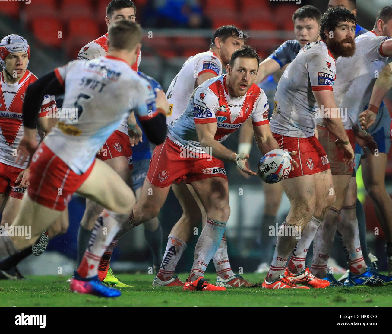 St Helens' James Roby tras un scrum durante el Betfred Super partido de Liga en el estadio totalmente malvados, St Helens. Foto de stock