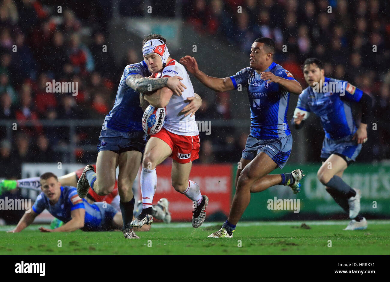 St Helens' Theo Fages irrumpe a través de Wakefield Trinity Wildcats' Reece Lyne (derecha) durante el Betfred Super partido de Liga en el estadio totalmente malvados, St Helens. Foto de stock