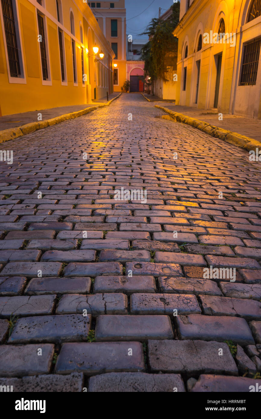 La calle de adoquines coloridos edificios pintados CALLE VIRTUD VIEJO SAN JUAN DE PUERTO RICO Foto de stock