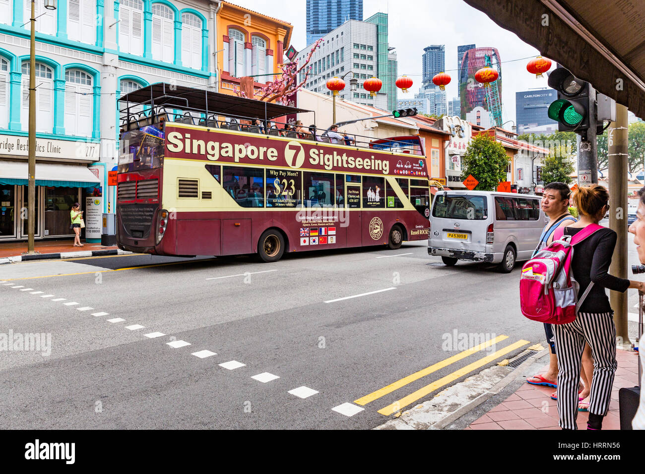 Hop on Hop off bus turístico en Chinatown, Singapur Fotografía de stock