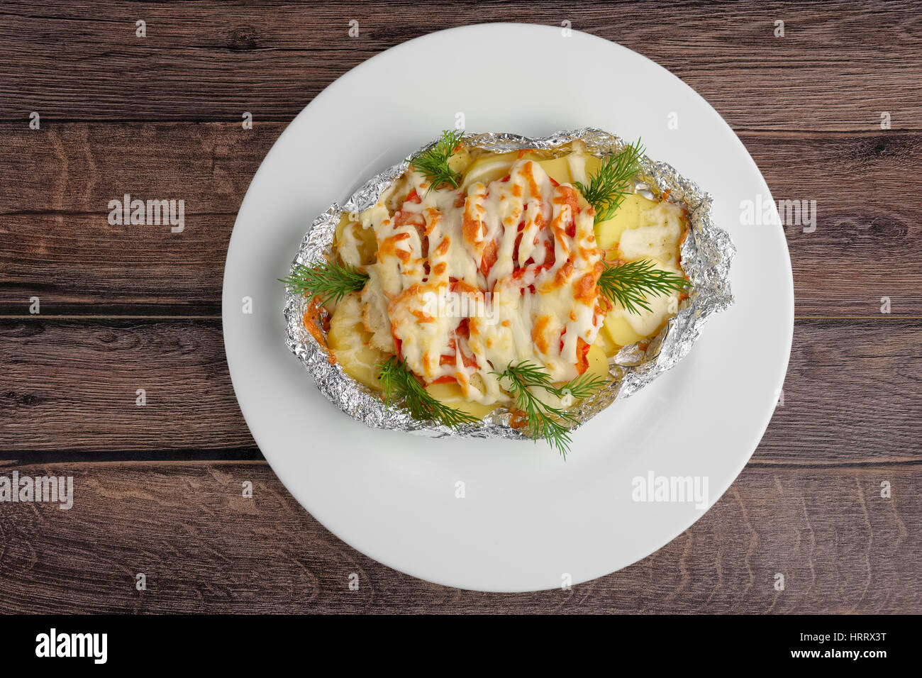 Vista superior de la lámina fritos en peces de mar y con patatas y queso  paprica en mesa de madera Fotografía de stock - Alamy