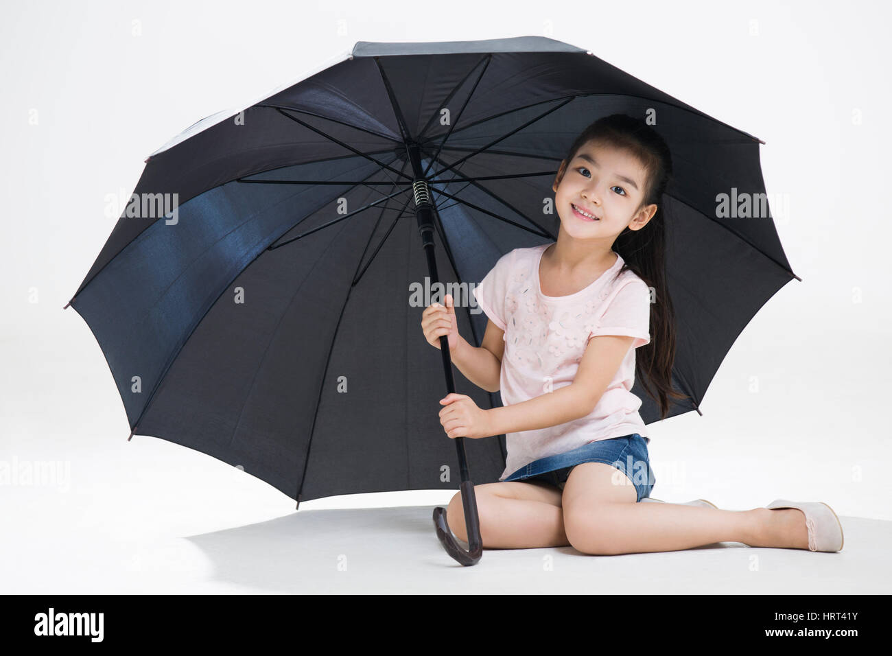 Paraguas de cuerpo entero sonriendo fotografías imágenes alta resolución - Página 6 - Alamy