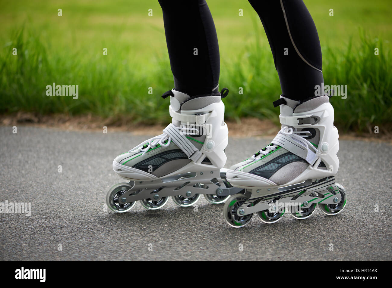 Close-up de piernas femeninas montando patines Fotografía de stock - Alamy