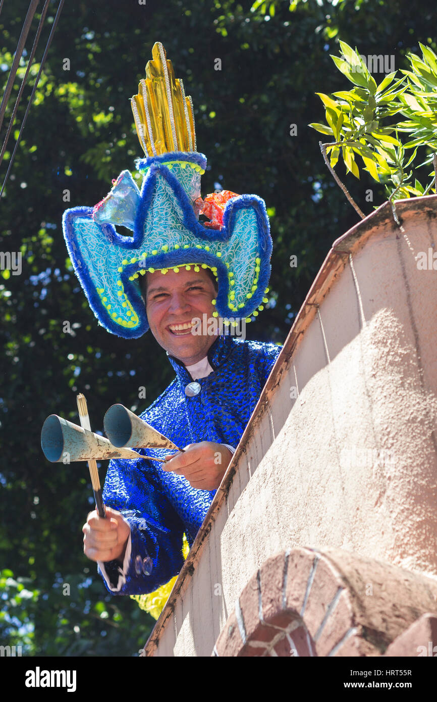 El 9 de febrero de 2016 - Rio de Janeiro, Brasil - Caucásico hombre vestido con colorido traje religioso y sonriente durante el desfile de carnaval de Bloco Carme Foto de stock