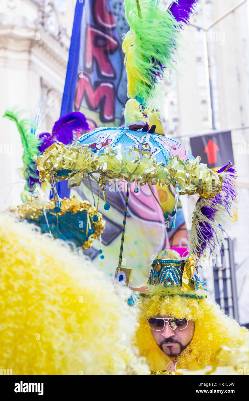Febrero 8, 2016 - Rio de Janeiro, Brasil - El hombre caucásico en coloridos trajes de carnaval durante el desfile de la calle Foto de stock