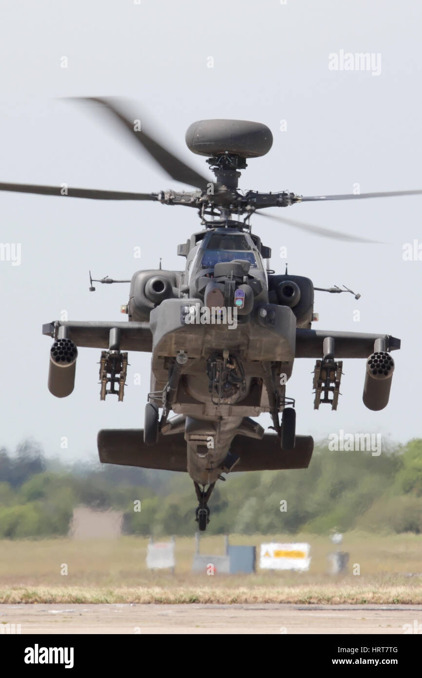 AAC Apache solo display aterrizaje después de una demostración a los medios de comunicación en Wattisham. Foto de stock