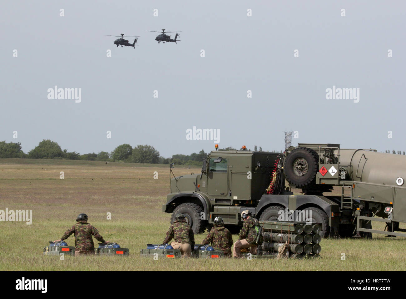 El armado y el avance del equipo de punto de reabastecimiento esperando un par de Apaches AAC durante una manifestación dada a los medios de comunicación. Foto de stock