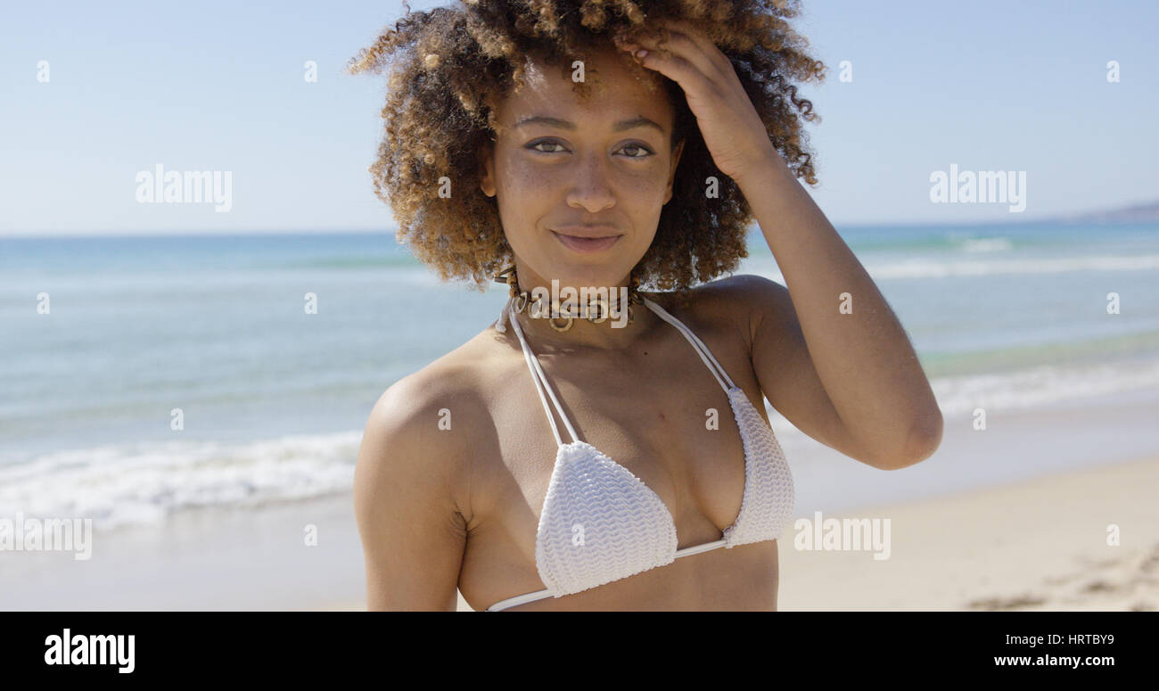Retrato de mujer vistiendo el traje de baño de dos piezas mirando a la  cámara posando en la playa. La playa de Tarifa. La provincia de Cádiz.  España Fotografía de stock -