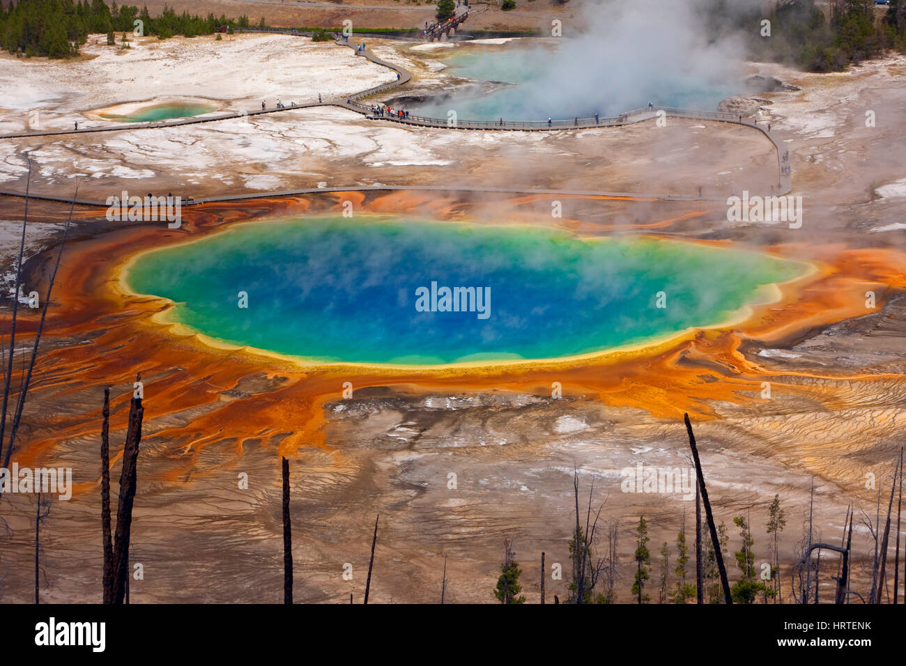 Grand Prismatic Spring en Midway Geyser Basin visto desde arriba en el Parque Nacional de Yellowstone, en EE.UU. Foto de stock