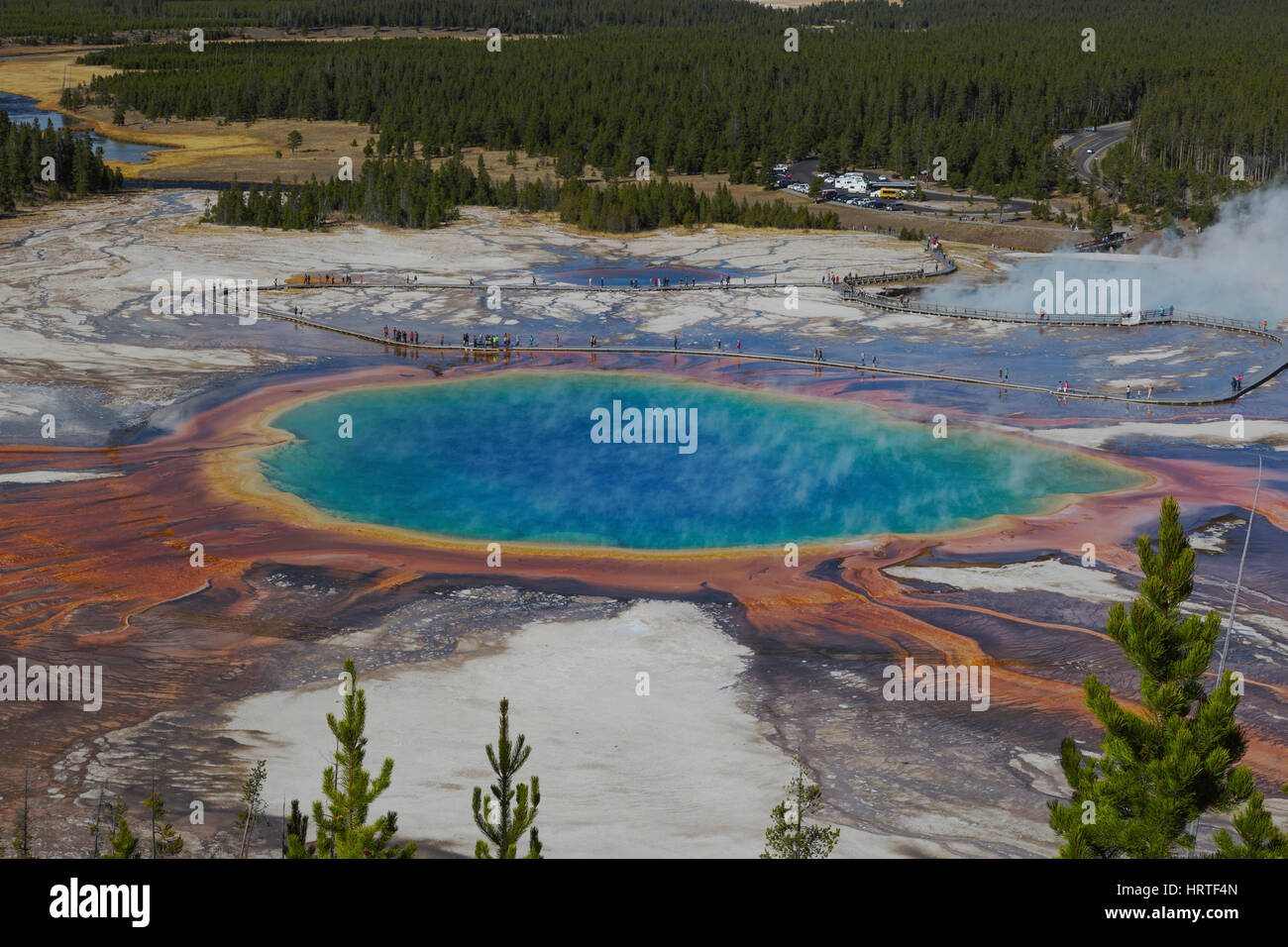 Grand Prismatic Spring en Midway Geyser Basin visto desde arriba en el Parque Nacional de Yellowstone, en EE.UU. Foto de stock