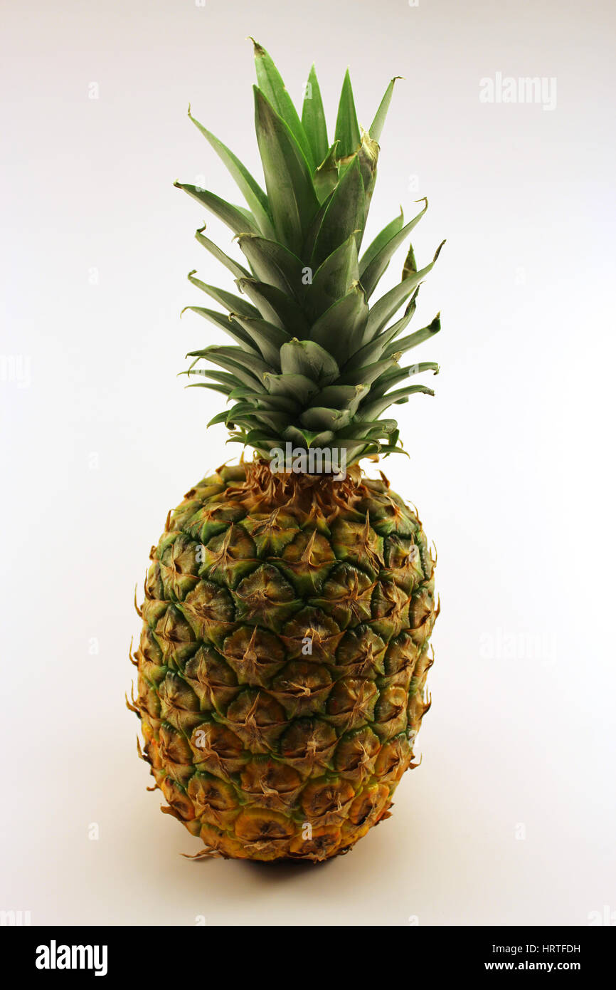 Piña madura aislar el fondo blanco Fotografía de stock Alamy