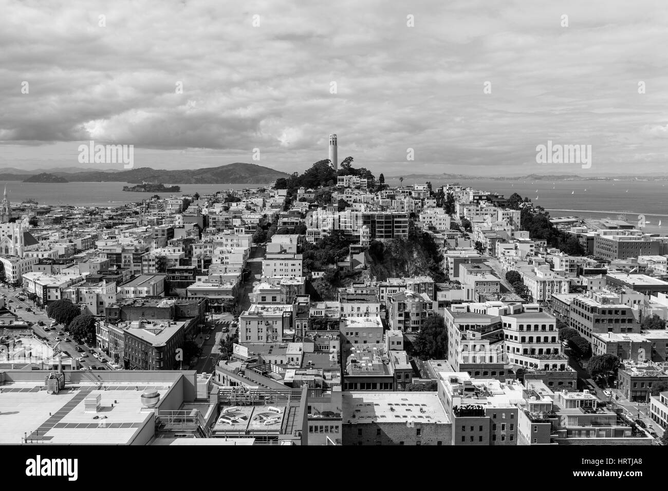 San Francisco, California, EE.UU. - 23 de abril de 2016: Cultivo de nubes sobre la bahía de San Francisco, la torre Coit y el barrio de North Beach en Pentecostés y negro Foto de stock