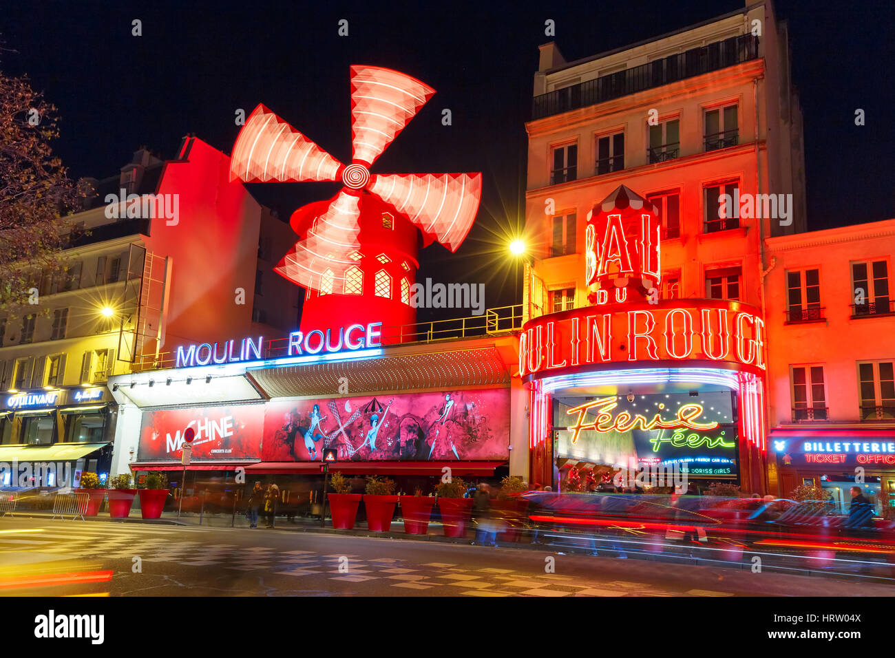 París, Francia - 28 de diciembre de 2016: El pintoresco famoso cabaret Moulin Rouge ubicado cerca de Montmartre en París, barrio rojo de Pigalle Foto de stock