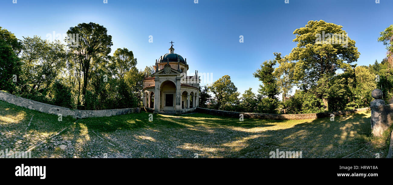 Capilla de la Sagrada Forma en la temporada de verano - Santa Maria del Monte de Varese Foto de stock