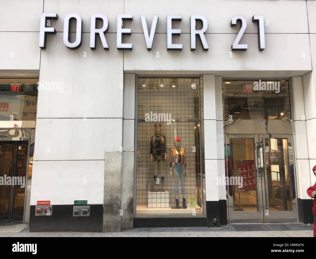 NEW YORK - 19 De Março De 2016: No Interior Da Forever 21, Em Nova Iorque. Forever  21 É Uma Cadeia Americana De Lojas De Moda Rápida, Com Sede Em Los Angeles.