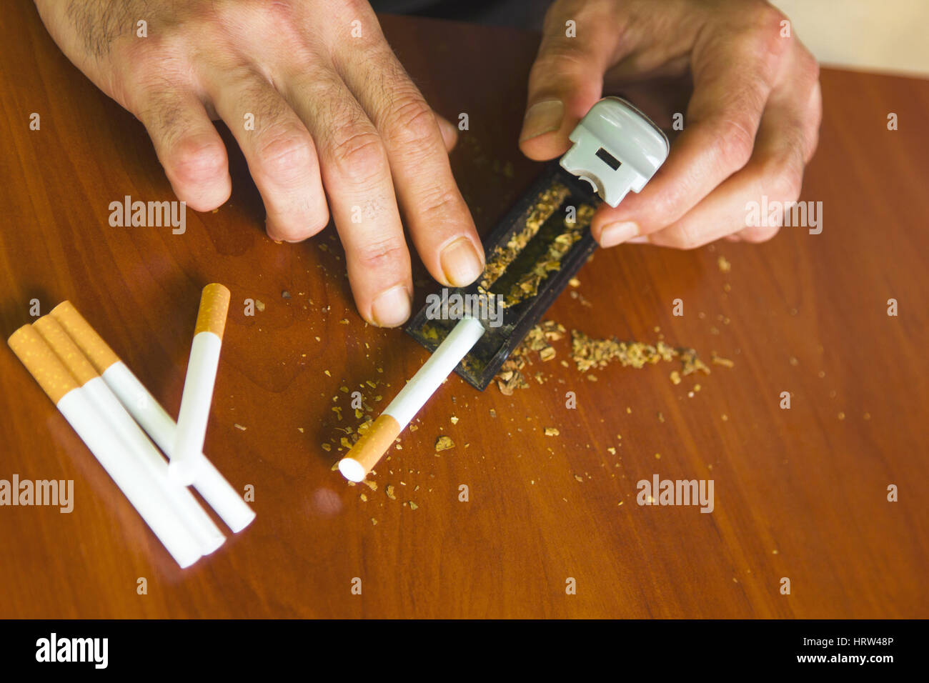 El hombre rodante con cigarrillos de tabaco fresca Foto de stock