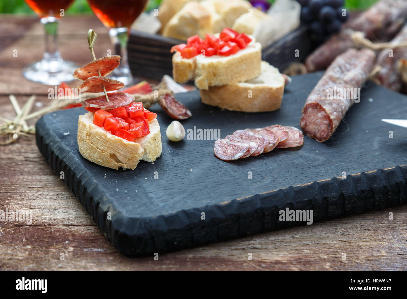 Haciendo pintxos, tapas, canapés español parte finger food Foto de stock