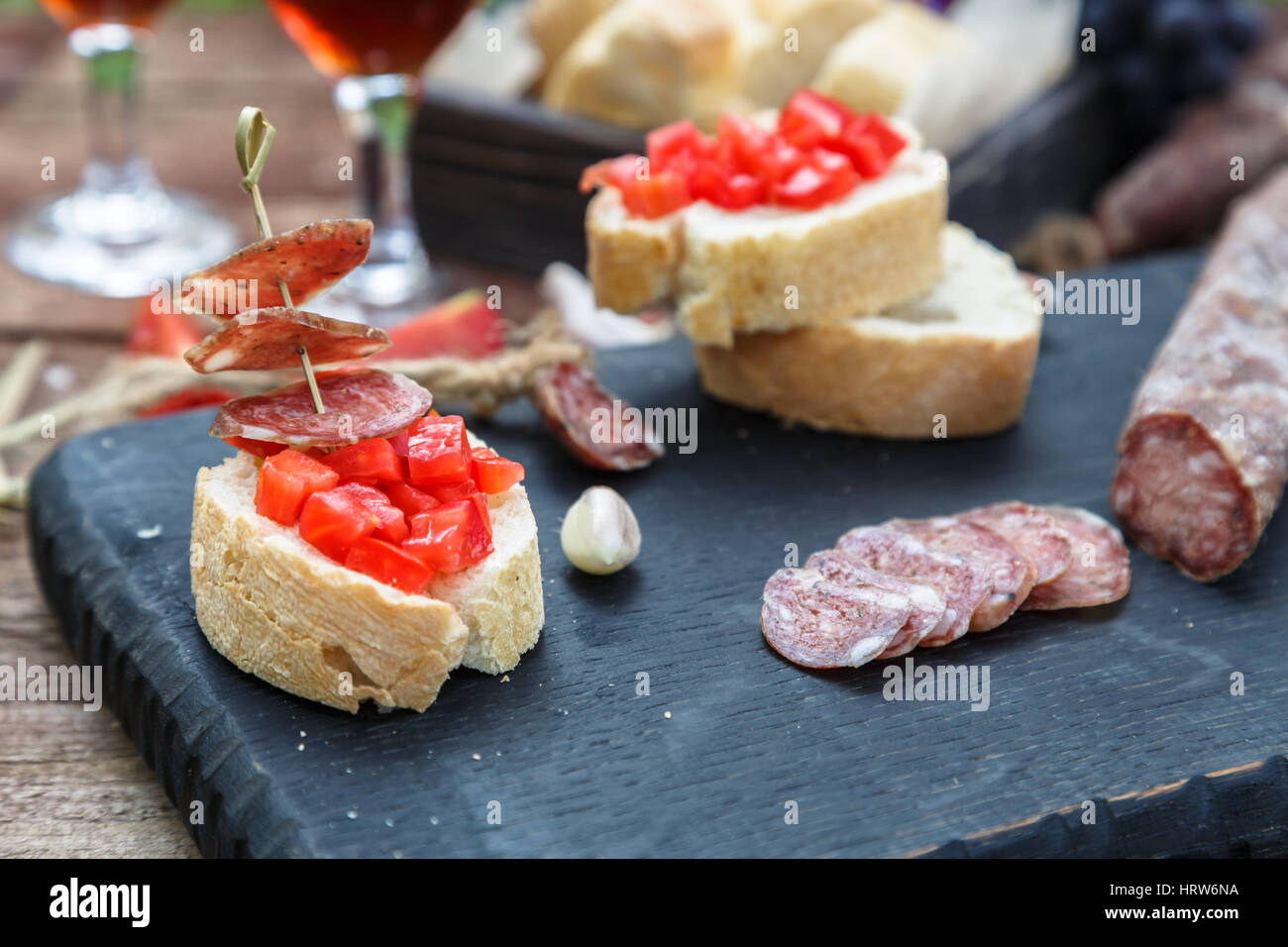 Haciendo pintxos, tapas, canapés español parte finger food Foto de stock