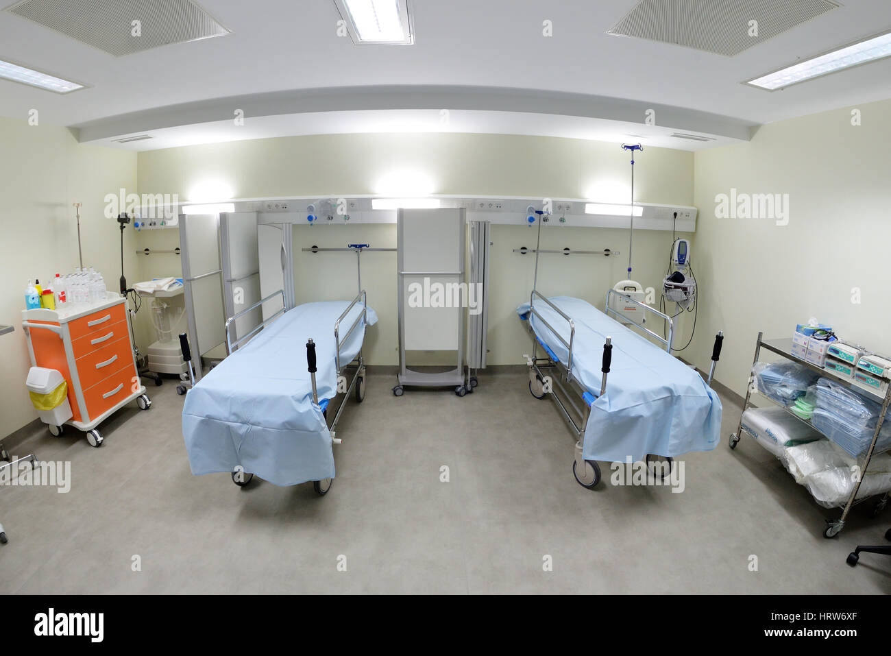 Camillas en la vacía sala de recuperación de un hospital Fotografía de