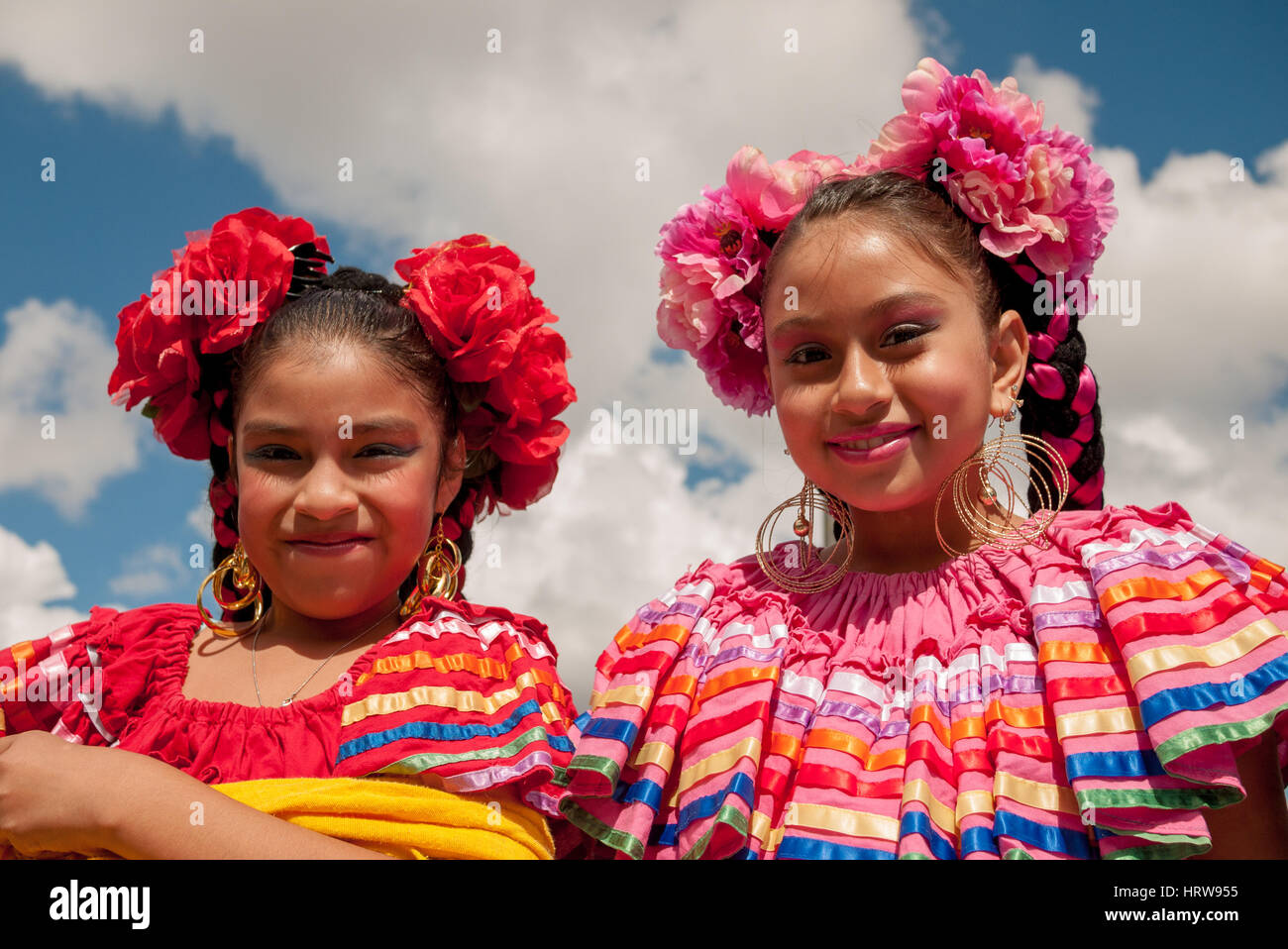 Los niños en la pequeña aldea del desfile del Día de la Independencia de México, el 9 de septiembre de 2012, en el sur de Chicago. Foto de stock