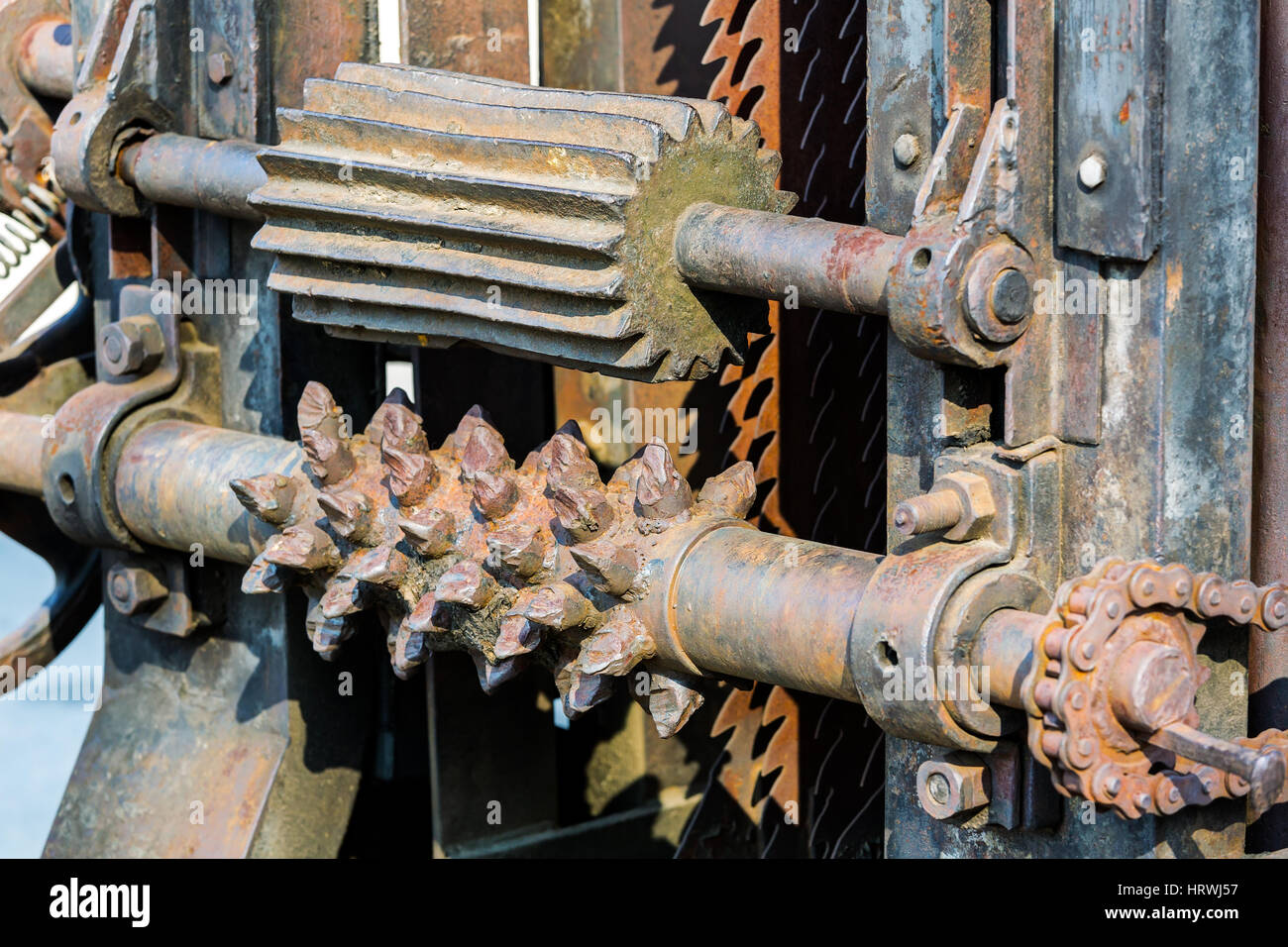Vista detallada de engranajes oxidados de viejas máquinas de carpintería Foto de stock