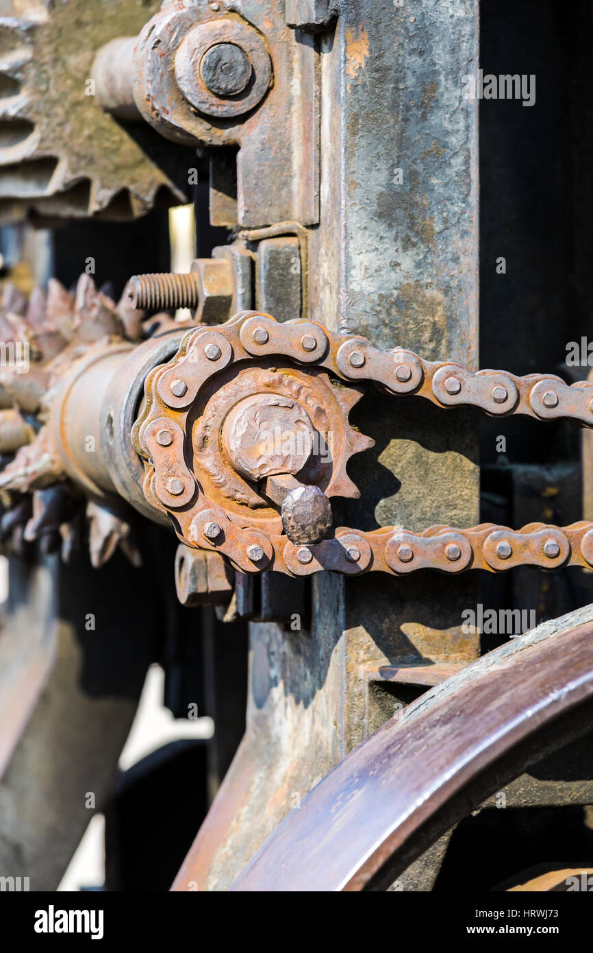 Old rusty maquinaria industrial closeup. marcha, ruedas dentadas, cadenas de metal. Foto de stock