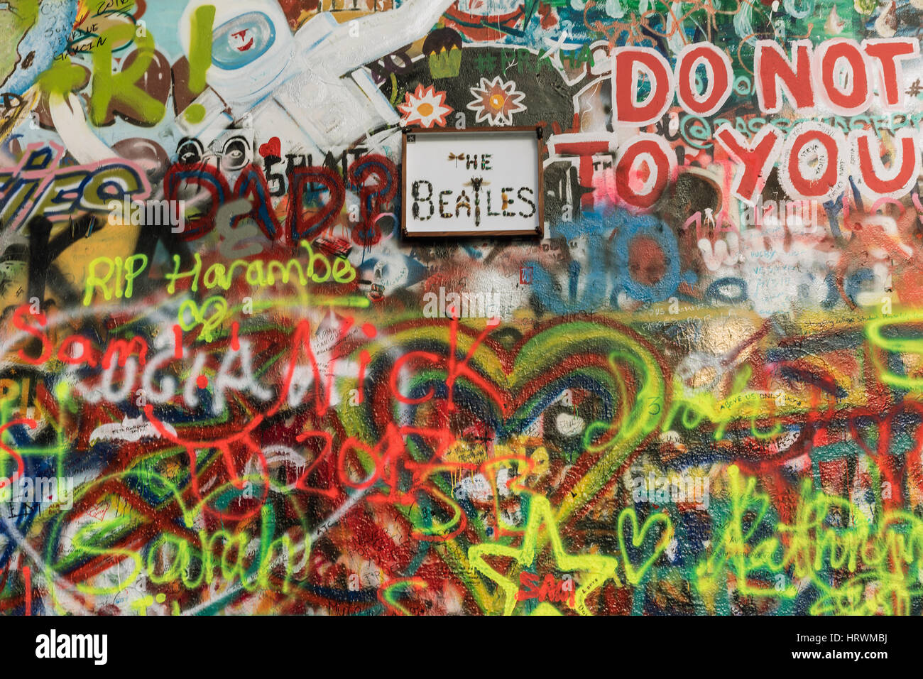 Praga, República Checa - Marzo 02, 2017: el muro lennon. John Lennon un graffiti inspirované kousky textu z písní beatles en la ciudad antigua de Praga. Foto de stock