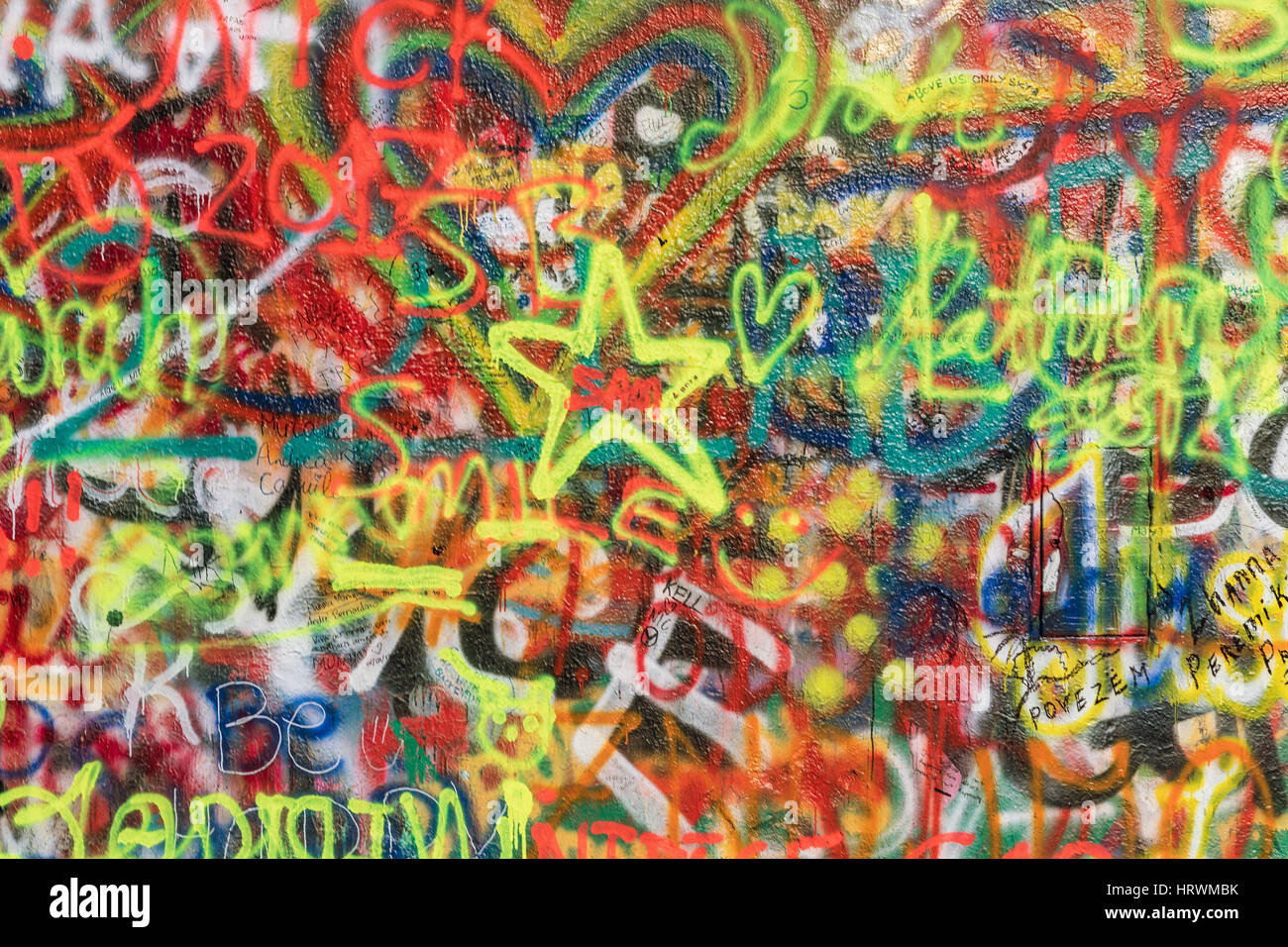 Praga, República Checa - Marzo 02, 2017: el muro lennon. John Lennon un graffiti inspirované kousky textu z písní beatles en la ciudad antigua de Praga. Foto de stock