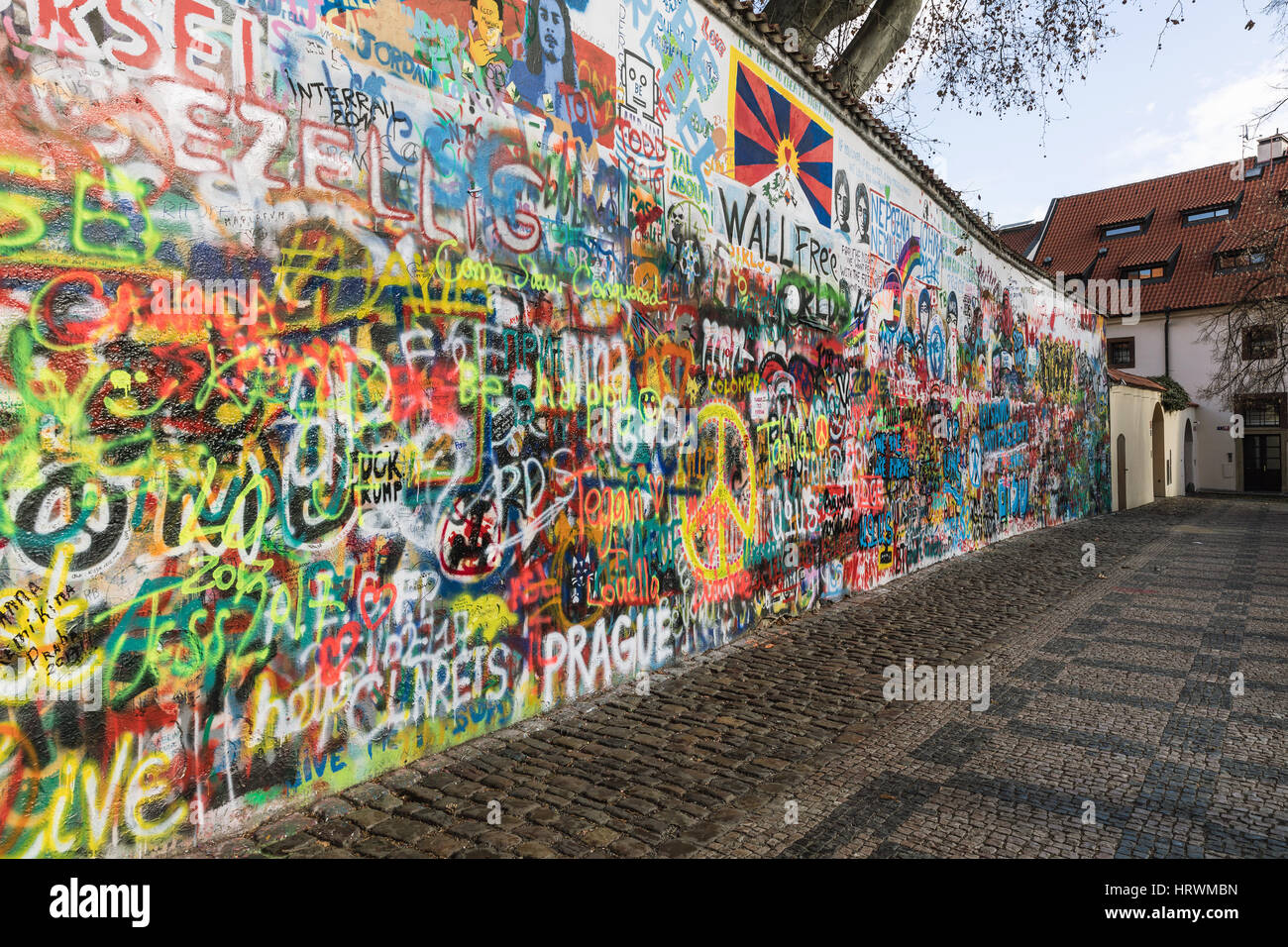 Praga, República Checa - Marzo 02, 2017: el muro lennon. John Lennon un graffiti inspirované kousky textu z písní beatles en la ciudad antigua de Praga. Foto de stock