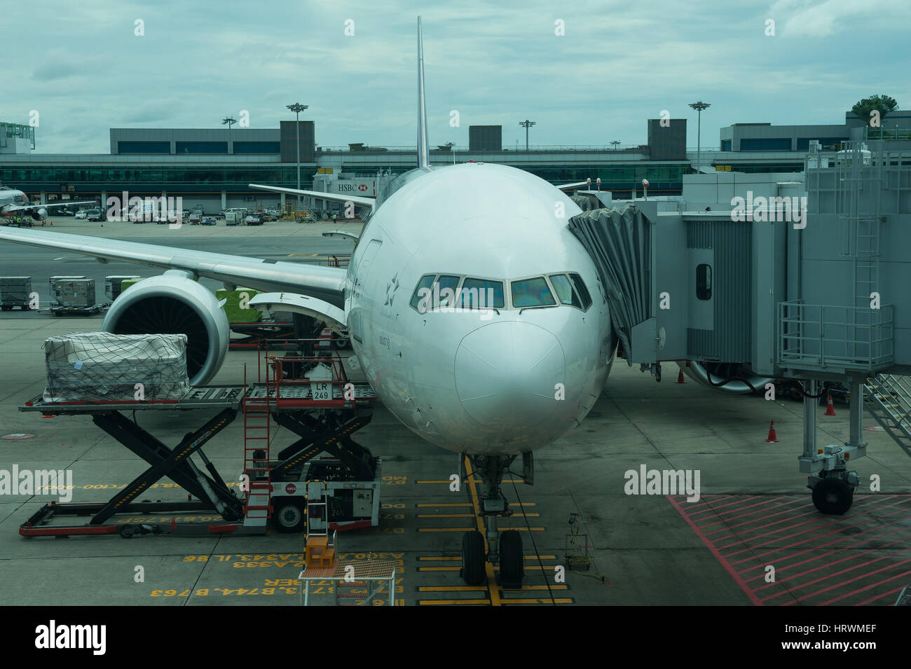 25.01.2017, Singapur, República de Singapur, Asia - un avión de pasajeros de Thai Airways está estacionado en una puerta de la Terminal 1 en el Aeropuerto de Changi de Singapur. Foto de stock