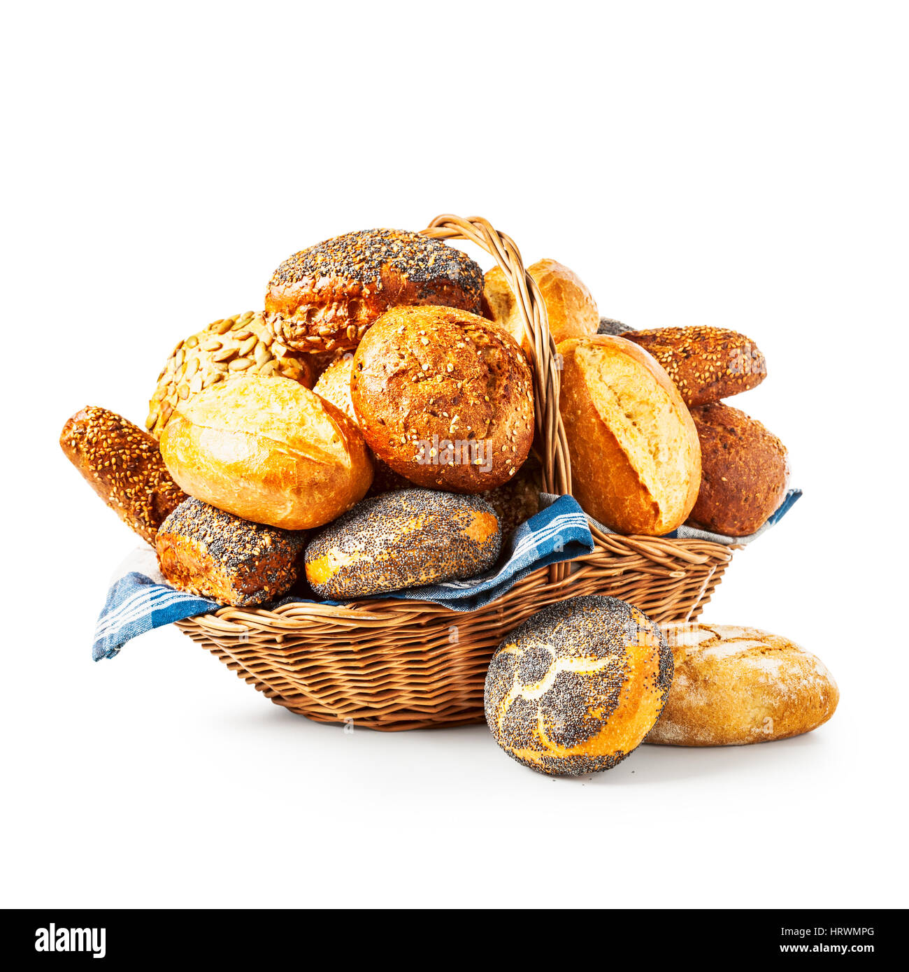 Cesta de diferentes panes y bollos aislado sobre fondo blanco trazado de recorte incluido Foto de stock