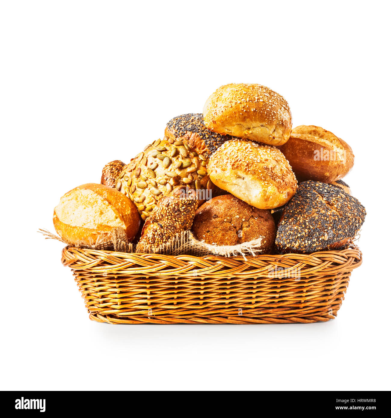 Cesta de diferentes panes y bollos aislado sobre fondo blanco trazado de recorte incluido Foto de stock