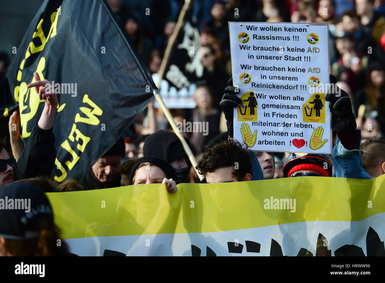 Berlín, Alemania. 04 Mar, 2017. Antirracistas protesta contra una manifestación de extremistas de derecha, organizado en torno al lema 'Merkel muss weg' ('Merkel debe ir') en Berlín, Alemania, 04 de marzo de 2017. Foto: Maurizio Gambarini/dpa/Alamy Live News Foto de stock