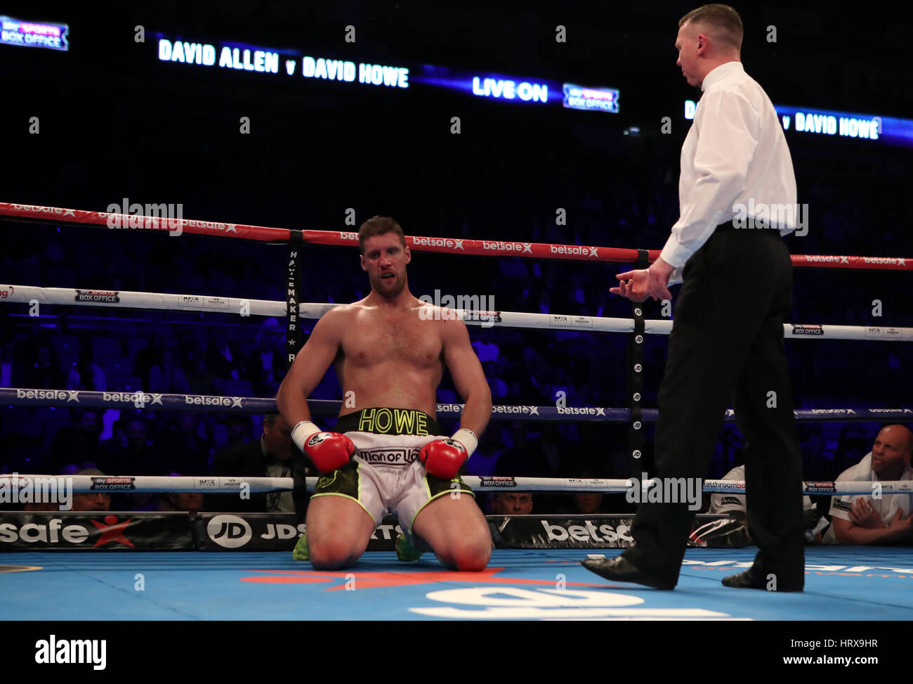 David Howe tras ser derribado por Dave Allen y perder el concurso de peso  pesado en el O2 Fotografía de stock - Alamy