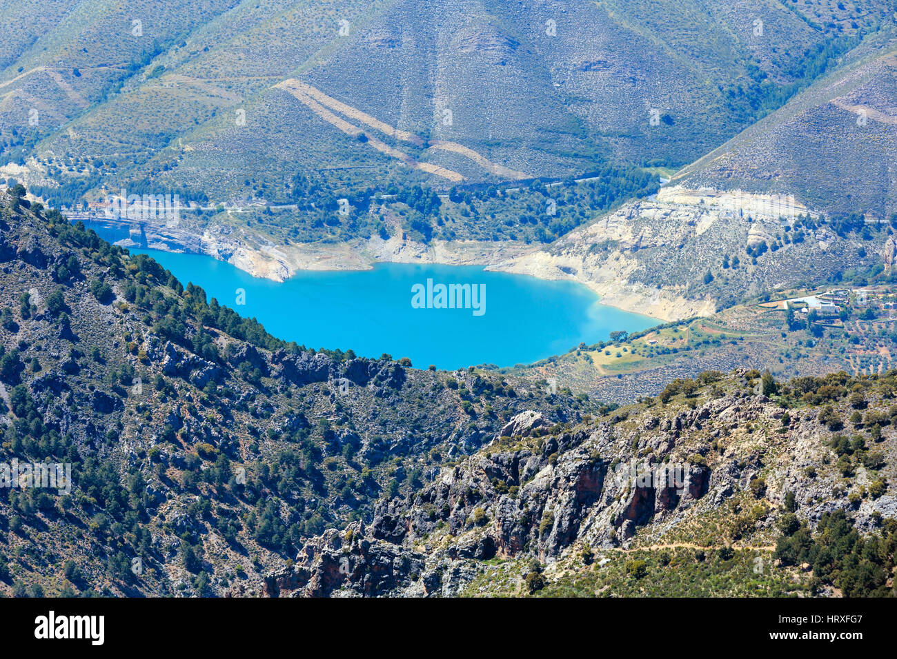 Lago Azul en el Parque Nacional de Sierra Nevada, cerca de Granada, España. Paisaje de montaña en verano. Foto de stock
