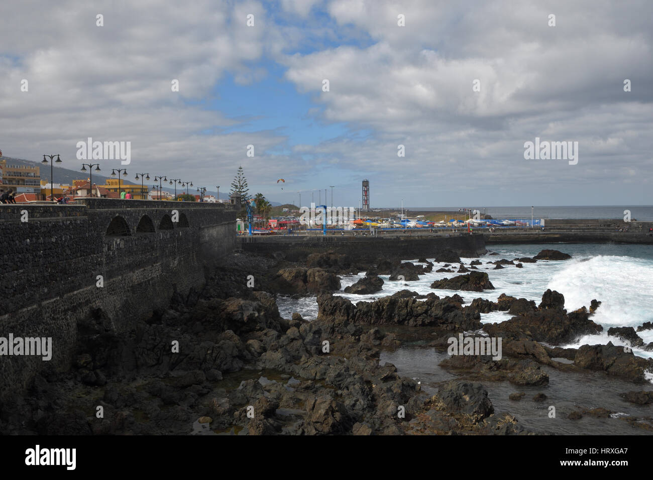 Puerto en el reflujo de la marea, imagen desde el Puerto de la Cruz Tenerife España. Foto de stock