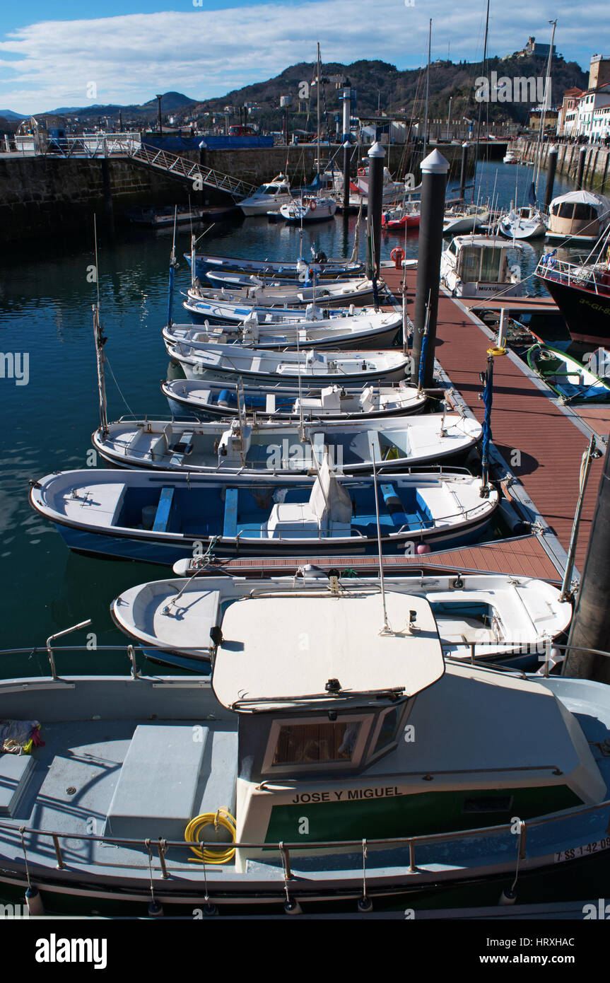 País Vasco, España: barcos en el puerto del mar de Donostia San Sebastián, la ciudad costera de la Bahía de Foto de stock