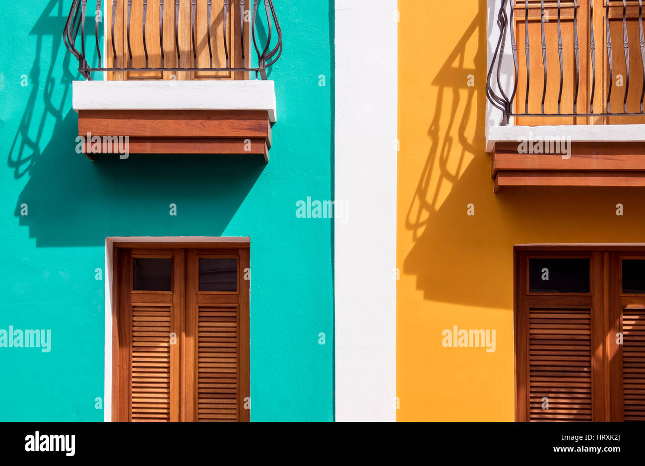 Casas multicolores en Puerto Rico en el mar Caribe Foto de stock