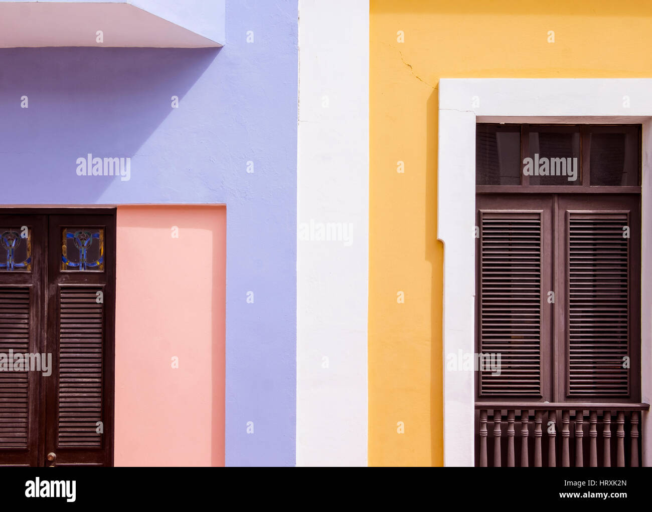 Casas multicolores en Puerto Rico en el mar Caribe Foto de stock