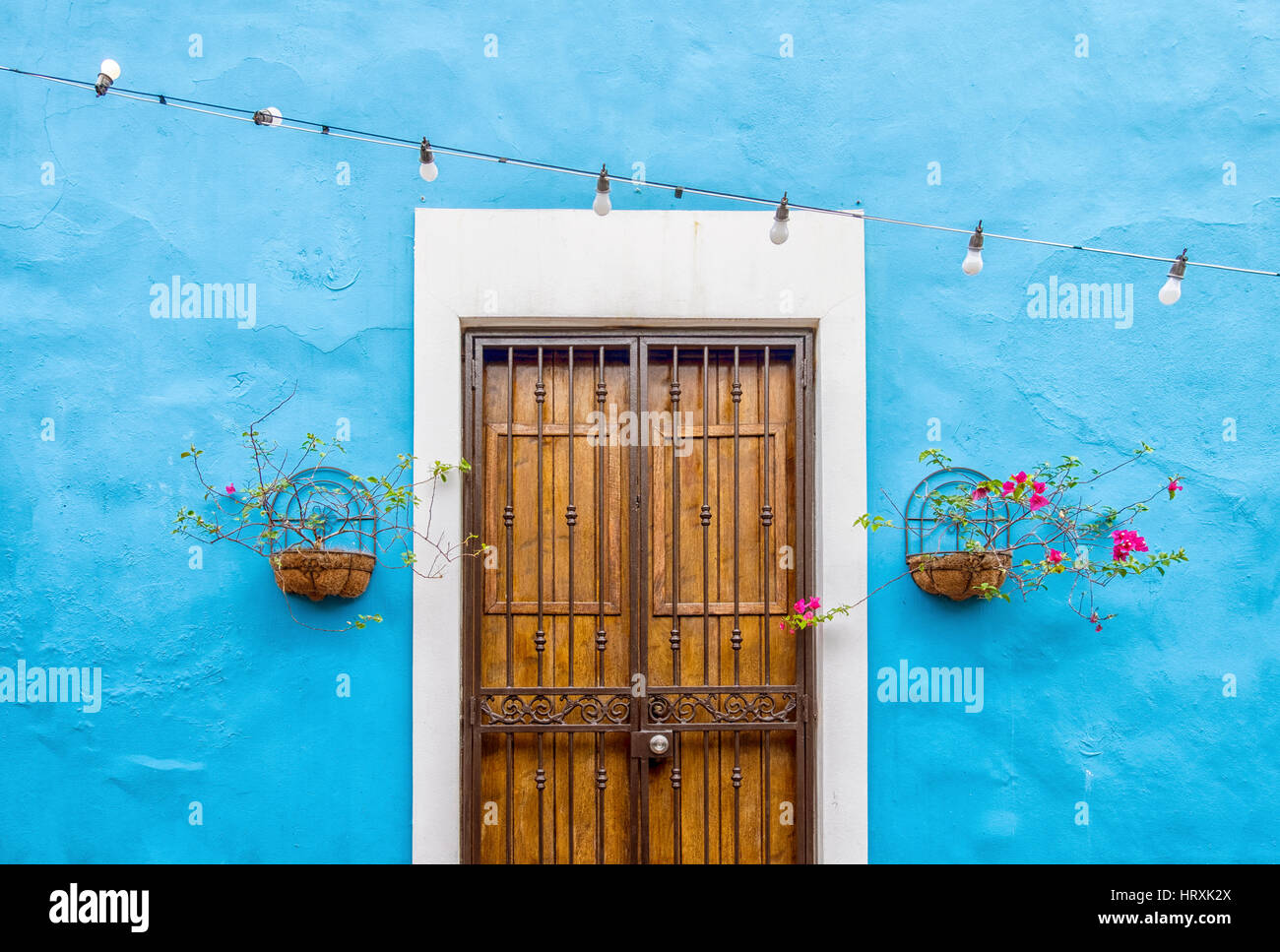 Colorida casa en Puerto Rico en el mar Caribe Foto de stock