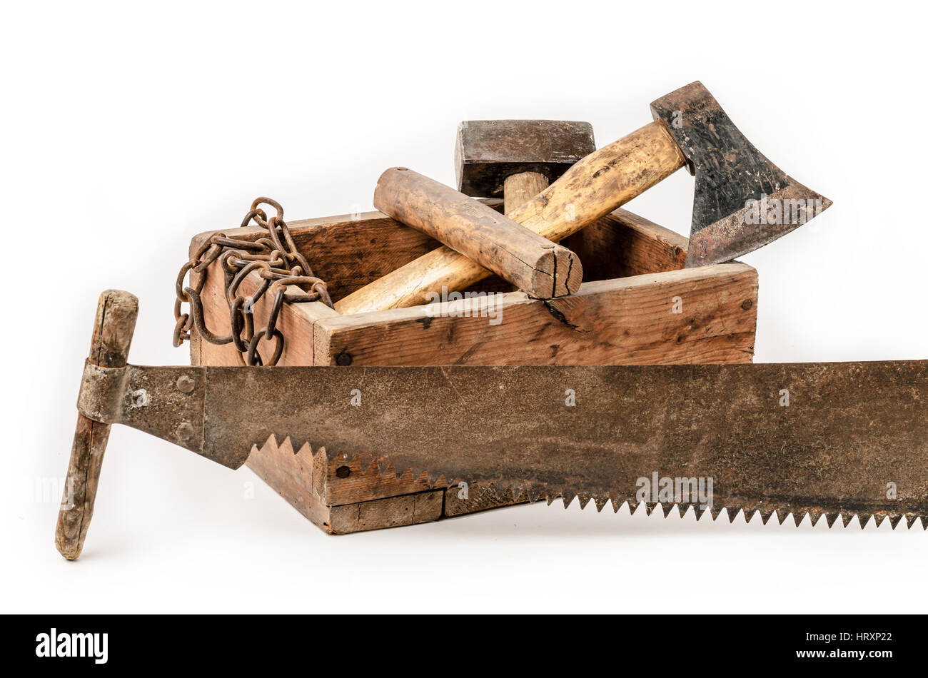 Antigua caja de herramientas de madera con sierra de mano sobre fondo  blanco Fotografía de stock - Alamy