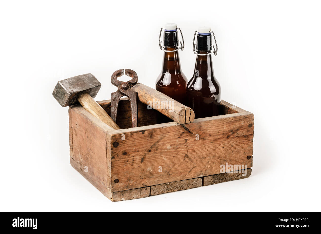 Caja de herramientas antiguas de madera con dos botellas de cerveza sobre  fondo blanco Fotografía de stock - Alamy