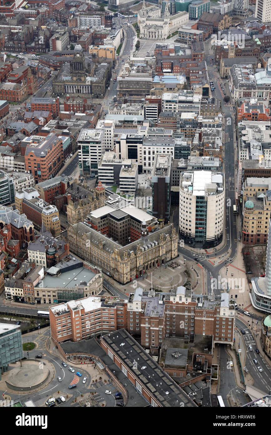 Vista aérea de la plaza de la ciudad y estación de Leeds hasta Park Row a la Headrow, Leeds, Reino Unido Foto de stock