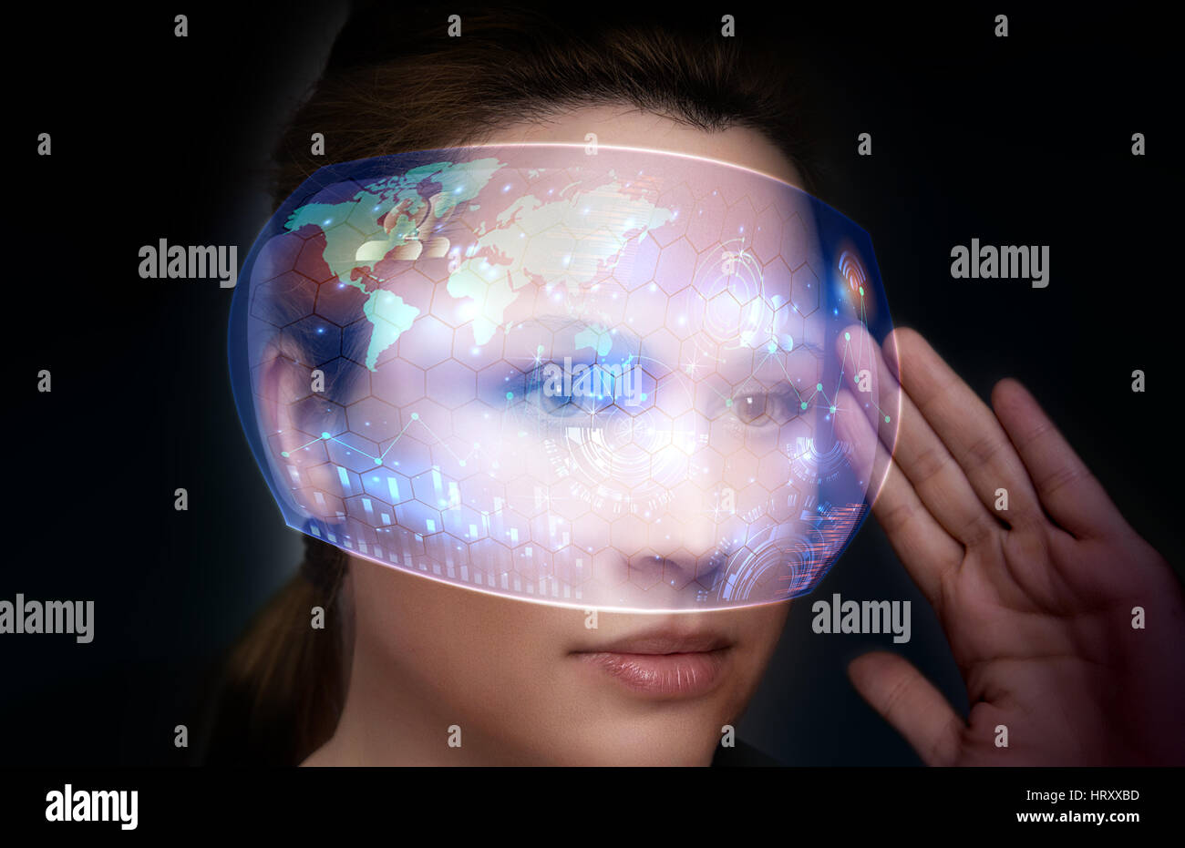 Close-up retrato de mujer joven y hermosa con la tecnología virtual gafas futuristas ( concepto).interfaz holográfico virtual y joven Foto de stock